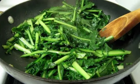 Rau dại mọc ven đường ngày nào, nay 'lột xác' thành đặc sản bán chạy ở thành phố, giá chục nghìn/kg vẫn được săn lùng