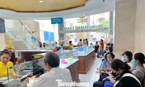 Khuyến cáo việc người dân xếp hàng mua vàng