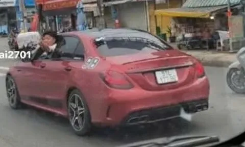 Truy tìm tài xế Mercedes lạng lách, tạt đầu rồi nhoài người chửi tài xế xe tải