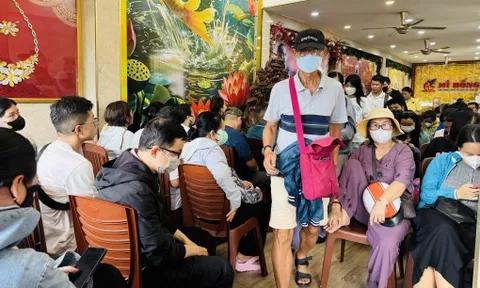 Nhiều người vẫn xếp hàng chờ mua vàng 