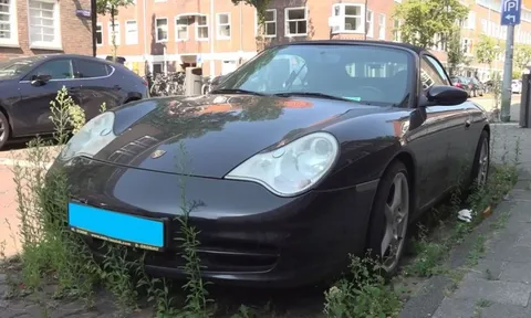 Xót xa siêu xe Porsche 911 tiền tỷ bị bỏ hoang, chủ xe mất tích không thể liên hệ