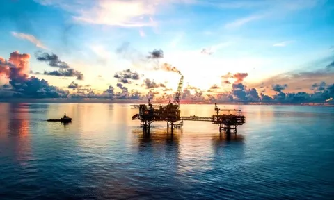 8 tháng rực rỡ của Petrovietnam: Doanh thu 702.000 tỷ, lợi nhuận 42.100 tỷ vượt 78% kế hoạch, nhấn nút đầu tiên cho siêu dự án 12 tỷ USD