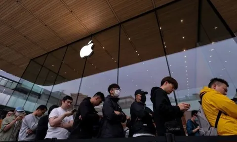 iPhone 17 'gây sốt' tại Trung Quốc: Hàng trăm người xếp hàng trong ngày đầu mở bán, thị phần Apple liệu có hồi sinh?
