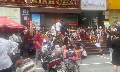 Chen lấn mua vàng, nhiều cửa hàng quá tải phải tạm đóng cửa