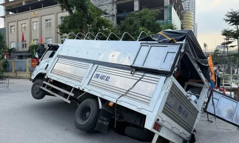 Xe tải sụp 'hố tử thần' tại Hà Nội
