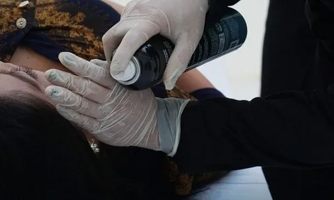 Ngày càng có nhiều người trẻ Việt chọn nghề đặc biệt sau cánh cửa tang lễ