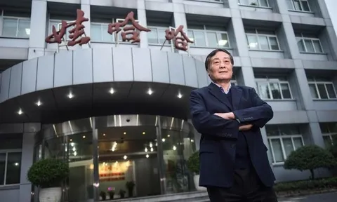 42 tuổi, người lao công quét trường bắt đầu dựng nên thương hiệu nước giải khát thách thức cả Coca-Cola lẫn Pepsi, từng 3 lần trở thành người giàu nhất Trung Quốc: Đế chế huyền thoại nay ra sao?