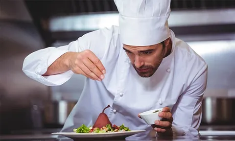 3 nghề 'hái ra tiền' mà không cần bằng đại học, số 1 thu nhập tới 50 triệu/ tháng