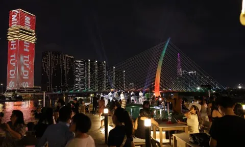 Nhà hàng nổi 5 sao trên sông Sài Gòn vừa đi vào hoạt động có gì đặc biệt?