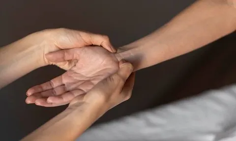 Cứ nghĩ tê tay do mỏi, ai ngờ mắc bệnh nguy hiểm