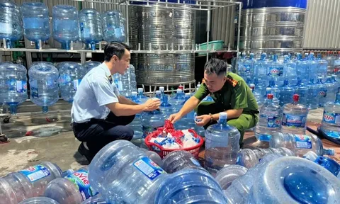 Phát hiện xưởng sản xuất 20.000 bình nước Lavie giả được trà trộn bán cho người dân, 4 người bị khởi tố