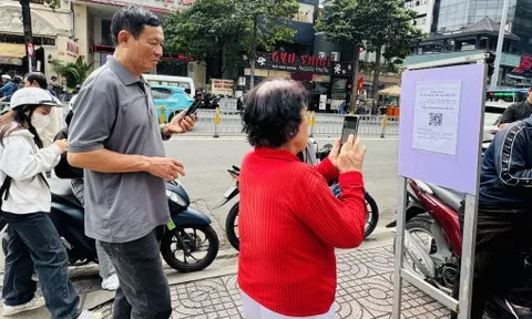 Nhiều cửa hàng vàng tại TPHCM thay đổi phương thức giao dịch với khách mua