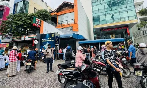 Ngày đầu bỏ độc quyền vàng miếng, người mua vẫn xếp hàng đợi mua SJC