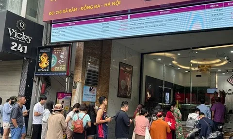 Bạc tăng lên đỉnh mọi thời đại, người Hà Nội xếp hàng mua từ sáng sớm
