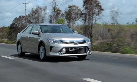 Cầm 500 triệu trong tay, người tỉnh táo biết ngay chọn gì giữa Toyota Camry và VinFast Lux A2.0