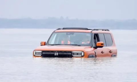 Chiếc SUV hybrid bơi ngang sông dài nhất châu Á chỉ trong 22 phút, sở hữu sức mạnh lội nước vô địch, tổng công suất đạt tới 751 mã lực