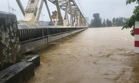 Tàu hỏa ngừng chạy, 2.700 hành khách bị ảnh hưởng