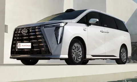 Mẫu MPV sử dụng công nghệ hybrid, mạnh mẽ với hơn 370 mã lực, chỉ ngốn 1,1L/100km, nội thất đậm chất xe sang, giá rất dễ tiếp cận