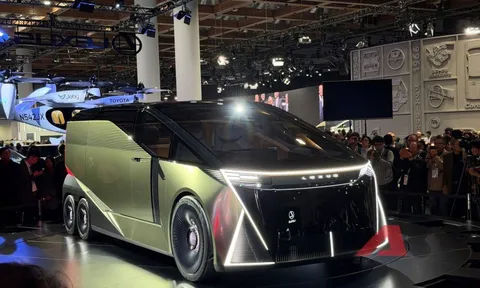 Nhìn tận mắt chiếc Lexus LS concept hoàn toàn mới: Từ sedan thành MPV 6 bánh 'cực dị' khi 4 bánh sau nhỏ hơn 2 bánh trước