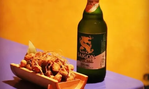 Quán ăn Việt vừa được New York Times vinh danh Top 50 nhà hàng xuất sắc nhất nước Mỹ: Khách xếp hàng ăn bún chả, phở chiên phồng và vịt quay Vân Đình