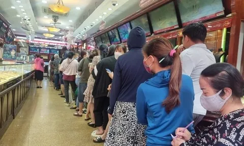 Vàng không phải độc tôn, người trẻ Việt xếp hàng từ tờ mờ sáng, chờ vài tháng để sở hữu thứ kim loại này