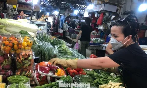 Rau xanh ở TPHCM nơi tăng giá, nơi giảm sâu