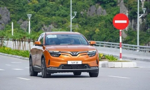 VinFast VF 8 được quảng cáo là SUV 'xe sang, chạy bốc, giá rẻ’: Chủ xe sau 1 năm sử dụng nói thẳng về xe, không ngại đưa ra so sánh công tâm