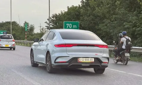 Huấn 'Hoa Hồng' từng khoe biển 999.99 trên VinFast VF 3, giờ lại thấy gắn trên xe Trung Quốc, thật giả ra sao?