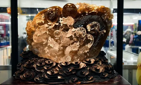 Khối đá 500kg hóa báu vật 10 tỷ tại hội chợ mùa thu Hà Nội, nhiều người muốn thương lượng nhưng chủ nhân vẫn kiên định chờ 'duyên'