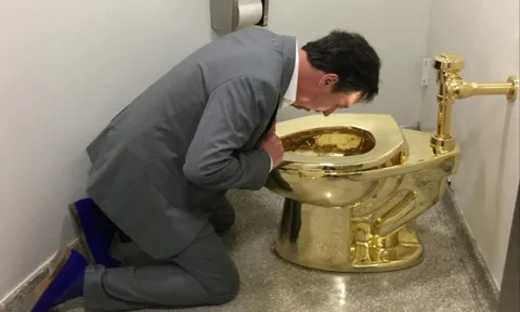 Bồn cầu vàng hơn 100 kg 'dội nước được' chuẩn bị lên sàn với giá 263 tỷ đồng