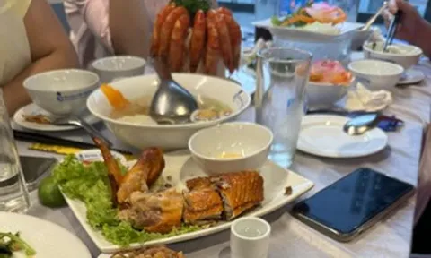 Đồng nghiệp 'né' đám cưới ở khách sạn vì sợ tốn kém, gửi tiền mừng gây sững sờ