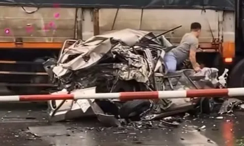 Pha thoát hiểm ‘không tưởng’ ở Ninh Bình: Ô tô nát vụn như giấy, tài xế vẫn bình an tự chui ra ngoài