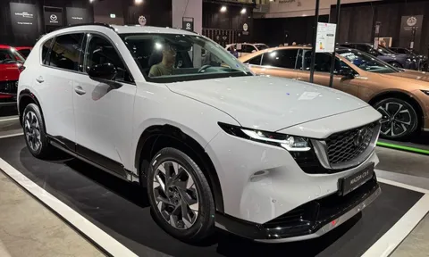 Mẫu SUV hạng C bán chạy hàng đầu tại Việt Nam sắp trình làng Đông Nam Á: Thiết kế mới 'đẹp nhất lịch sử', thêm động cơ hybrid 2.5L, về Việt Nam hứa hẹn cháy hàng