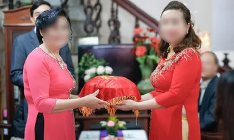 Nghe thông gia nghèo nói về sính lễ, mẹ chú rể bật khóc giữa cuộc gọi