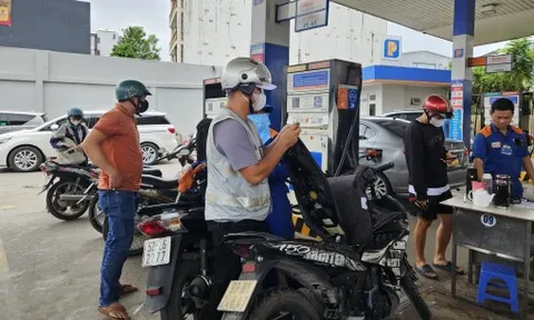 Giá xăng giảm, dầu tăng nhẹ