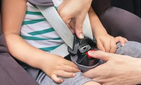 Cấm ôm con ngồi ô tô từ 2026, đây là 3 thiết bị an toàn cho trẻ cha mẹ Việt cần biết