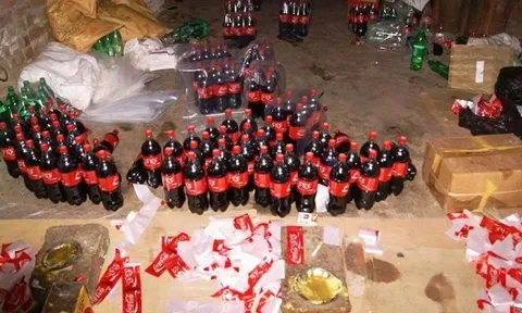 Đột kích một nhà máy, công an triệt phá đường dây sản xuất nước ngọt giả quy mô lớn, tịch thu 25.000 lít hóa chất cùng hàng loạt chai lọ, máy trộn công nghiệp