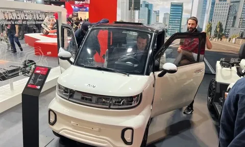 Chiếc ô tô điện 'nhỏ như xe máy': Chạy 140km, không cần bằng lái ô tô, sạc pin tại nhà, giá chỉ hơn 200 triệu đồng