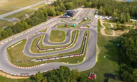 Hai chiếc xe điện VinFast mới tinh xuất hiện ở một trường đua châu Âu: Sắp mở bán tại nước sát Ukraine