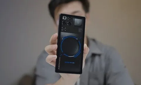 Cây bút công nghệ: "Cầm mẫu điện thoại này đi trên đường, ai cũng phải ngoái lại hỏi tôi máy gì đấy?"