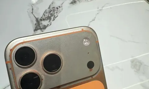 iPhone 17 Pro Max màu cam vũ trụ bị bong sơn mảng lớn vì 1 thao tác hết sức bình thường khiến các tín đồ Apple hoang mang
