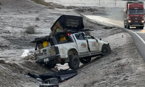 Gia đình Việt gặp tai nạn xe lật 1 vòng giữa đèo G318 Trung Quốc: Xe bị biến dạng nghiêm trọng nhưng may mắn em bé vẫn ngủ ngon trong ghế an toàn