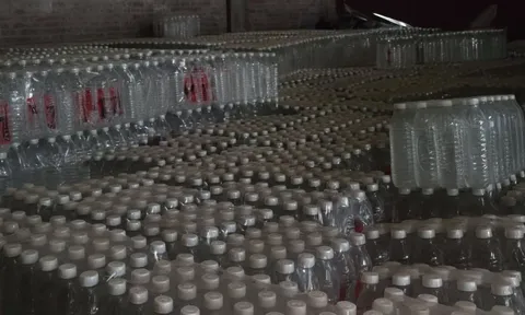 Phanh phui đường dây nước lọc giả quy mô cực lớn: Nhà kho thuộc sở hữu con trai cựu Chủ tịch Hội đồng thành phố