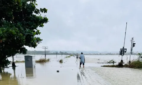 10 chuyến tàu phải dừng chạy vì đường sắt qua miền Trung tê liệt