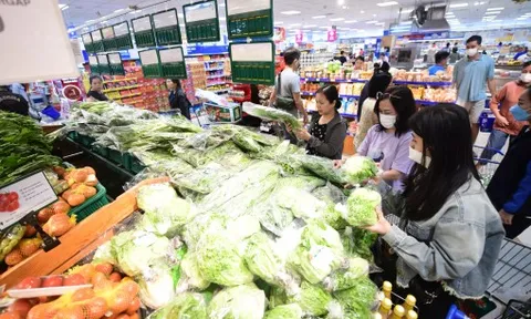 Rau củ tăng giá, siêu thị chủ động ‘hạ nhiệt’ bằng giảm giá sâu