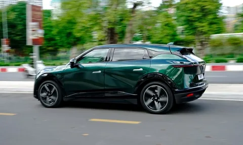 Tiên phong mua VinFast VF 7, chủ xe sau 1 năm lần đầu nói thẳng về việc cập nhật phần mềm, chính sách bảo hành, bóc tách luôn chi phí sử dụng