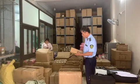 Bị kiểm tra đột xuất, cơ sở kinh doanh lộ hơn 7.500 sản phẩm nghi hàng giả ZARA và nhiều thương hiệu lớn