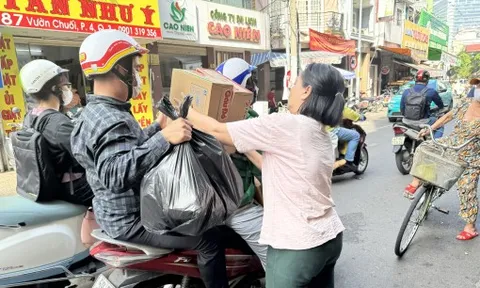 Giá mì gói, nước suối, sữa… tăng mạnh do người dân gom hàng đưa về vùng lũ