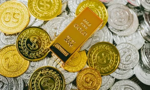 Chỉ còn hơn 1 tháng nữa, có nên mua vàng và bạc trước khi bước sang năm 2026?