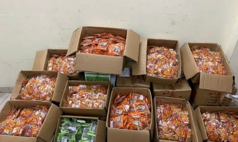 Chiều 25/11, phát hiện hơn 150kg kẹo dẻo và hàng nghìn gói thực phẩm không nhãn mác